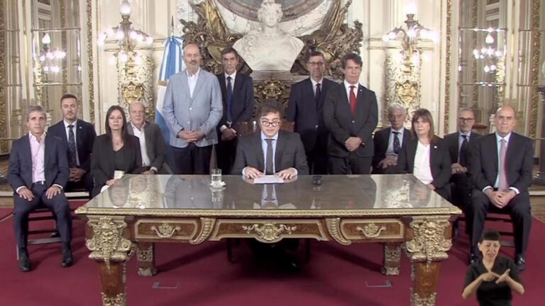 El DNU 70/2023 de Milei enfrenta múltiples amparos El DNU 70/2023 de Milei enfrenta múltiples amparos