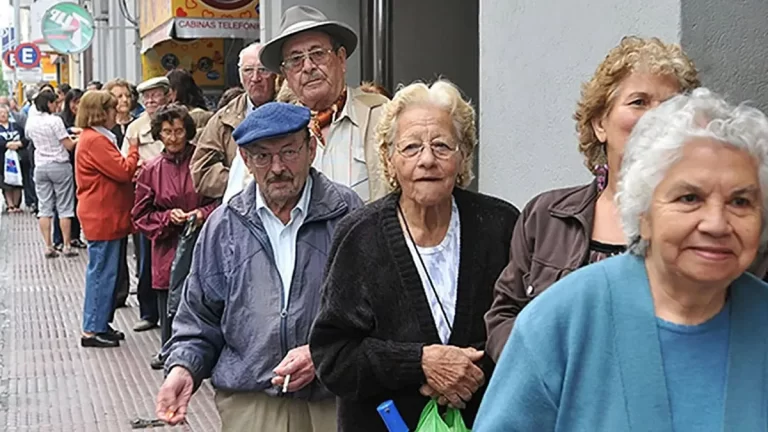 Jubilados con haberes mínimos recibirán bono de $55.000 en enero Jubilados con haberes mínimos recibirán bono de $55.000 en enero