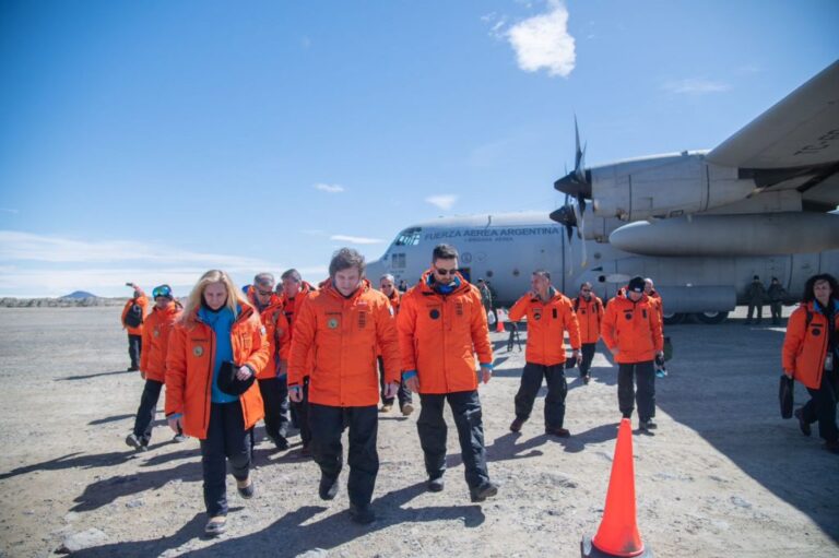 Javier Milei inaugura expedición científica en la Antártida y estrecha lazos con OIEA Javier Milei inaugura expedición científica en la Antártida y estrecha lazos con OIEA