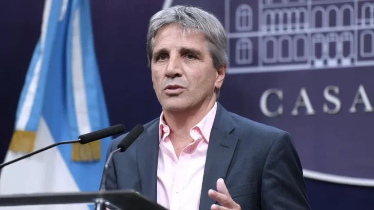 Luis Caputo se aseguró otros USD 2.000 millones para tratar de cumplir con el FMI Luis Caputo se aseguró otros USD 2.000 millones para tratar de cumplir con el FMI