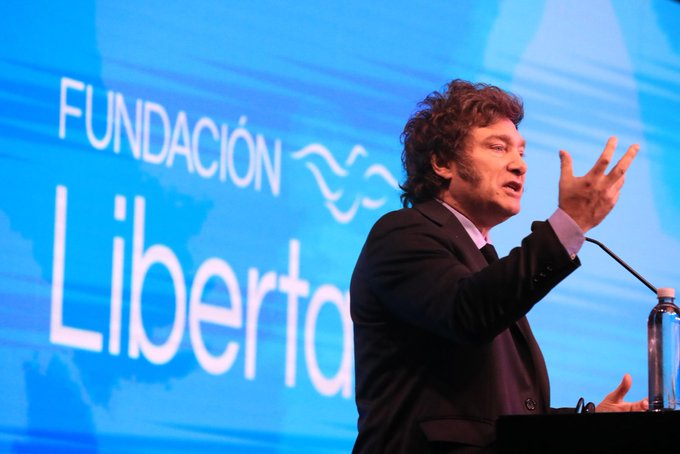 Javier Milei en la cena de la Fundación Libertad: «les estoy devolviendo libertad a lo loco»