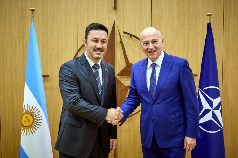Argentina solicita ser «socio global» de la OTAN Argentina solicita ser «socio global» de la OTAN