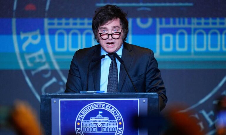 Javier Milei llega al Luna Park para presentar su libro con un show musical
