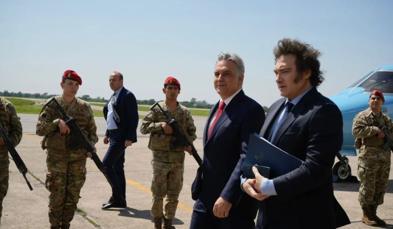 Ante el círculo rojo, Milei criticó a Raúl Alfonsín: “Lo muestran como el padre de la democracia y fue partidario de un golpe”