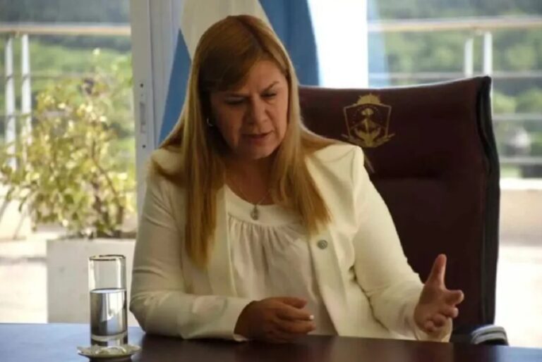 Salpicada por un caso de corrupción, la Legislatura de Neuquén suspendió a la vicegobernadora Gloria Ruiz Salpicada por un caso de corrupción, la Legislatura de Neuquén suspendió a la vicegobernadora Gloria Ruiz