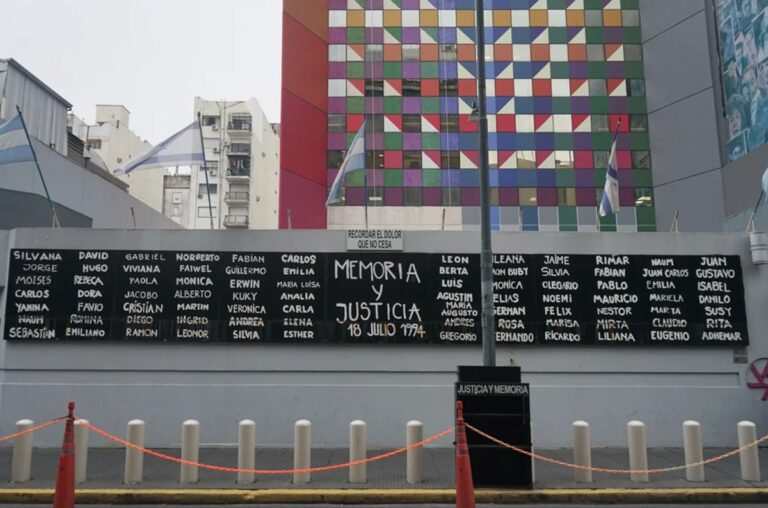 Juicio en ausencia para los acusados iraníes y libaneses por el atentado a la AMIA Juicio en ausencia para los acusados iraníes y libaneses por el atentado a la AMIA