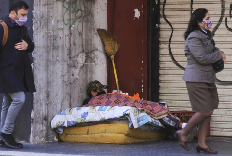 La pobreza bajó al 34,9% en febrero último, según una proyección de la Universidad Di Tella La pobreza bajó al 34,9% en febrero último, según una proyección de la Universidad Di Tella