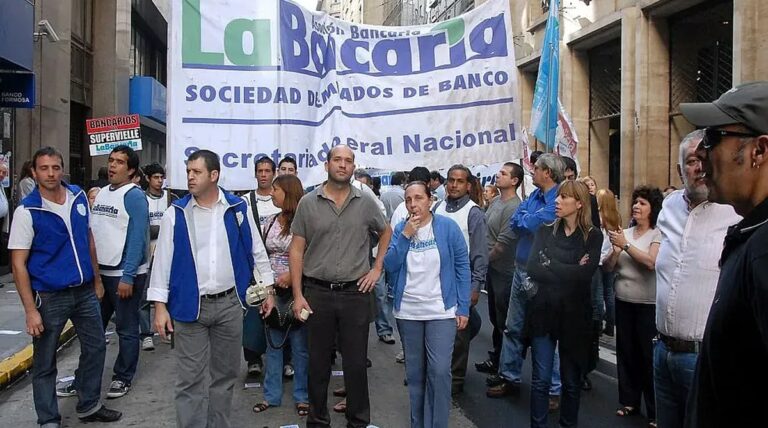 Bancarios acuerdan aumento salarial en línea con la inflación y el básico supera $1.850.000 Bancarios acuerdan aumento salarial en línea con la inflación y el básico supera $1.850.000