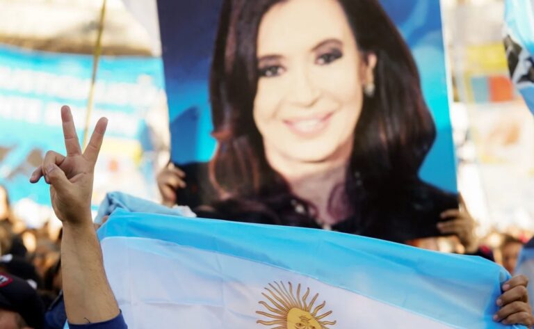 El kirchnerismo rearma su tropa y prepara un masivo acto por el 9 de Julio para bancar a Cristina El kirchnerismo rearma su tropa y prepara un masivo acto por el 9 de Julio para bancar a Cristina