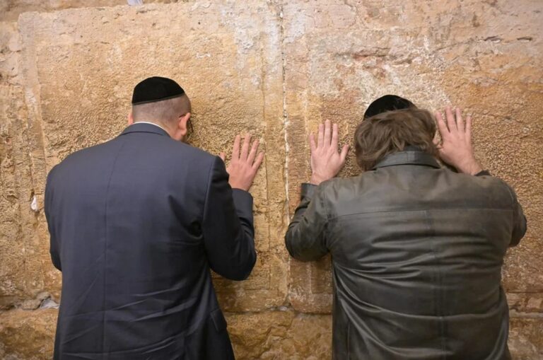 Javier Milei llegó a Israel y fue a visitar el Muro de los Lamentos Javier Milei llegó a Israel y fue a visitar el Muro de los Lamentos