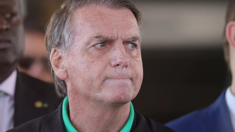 Al igual que Cristina Kirchner, Jair Bolsonaro deberá cumplir prisión domiciliaria con tobillera