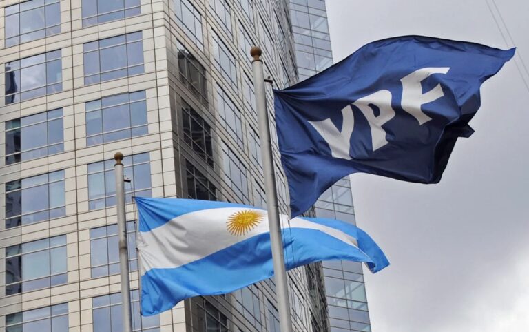 Las 10 claves del lapidario fallo que obliga a la Argentina a entregar el 51% de YPF Las 10 claves del lapidario fallo que obliga a la Argentina a entregar el 51% de YPF